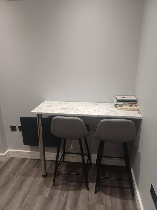 Beautiful Masons Hideaway Studio Apartment Bridgend  Exterior foto